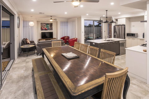 15 Cabot Close - Accommodation in Surfers Paradise 15