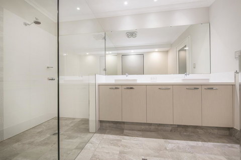 15 Cabot Close - Accommodation in Surfers Paradise 6