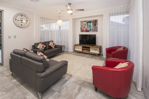 15 Cabot Close - Accommodation in Surfers Paradise 14