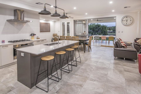 15 Cabot Close - Accommodation in Surfers Paradise 16