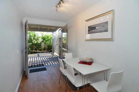 Albany Central Apartments - Accommodation in Surfers Paradise 1