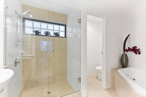 The Executive Penthouse - Accommodation in Surfers Paradise 9