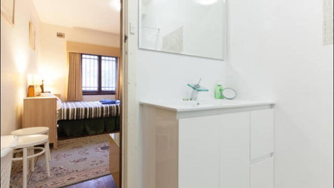 Broadway Apartments - Accommodation in Surfers Paradise 5
