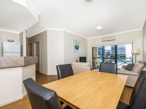 James On The Park - Executive Escapes - Accommodation in Surfers Paradise 1