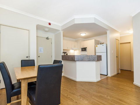 James On The Park - Executive Escapes - Accommodation in Surfers Paradise 9