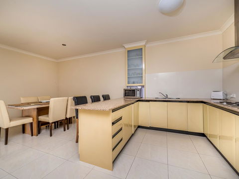 Seafront Unit 60 - Accommodation in Surfers Paradise 6