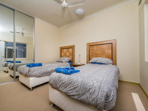Seafront Unit 60 - Accommodation in Surfers Paradise 2