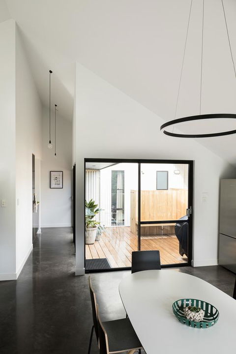 Berms And Barrels - New - Accommodation in Surfers Paradise 3