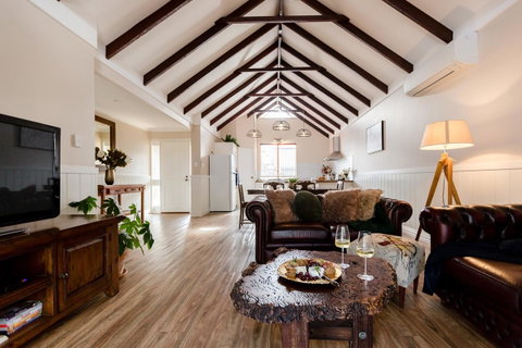 Maison Magnolia - Spacious Cozy Town House - Accommodation in Surfers Paradise 0