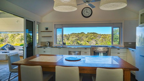 The White House At Wallcliffe Farms - Accommodation in Surfers Paradise 24