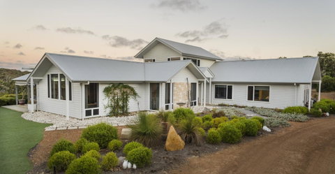 The White House At Wallcliffe Farms - Accommodation in Surfers Paradise 2