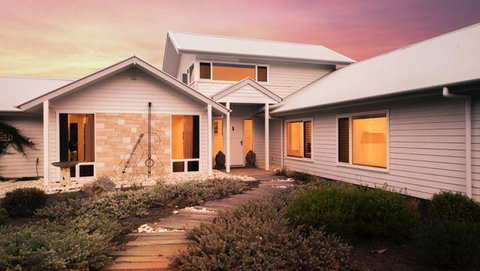 The White House At Wallcliffe Farms - Accommodation in Surfers Paradise 1