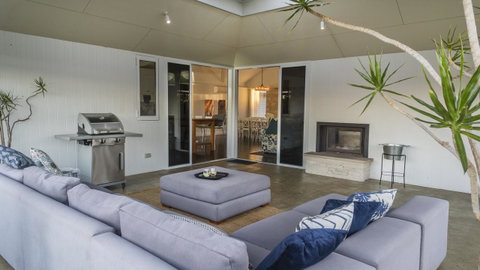 The White House At Wallcliffe Farms - Accommodation in Surfers Paradise 5