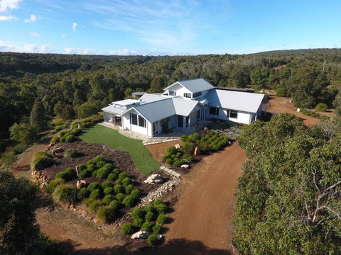 The White House At Wallcliffe Farms - Accommodation in Surfers Paradise 0