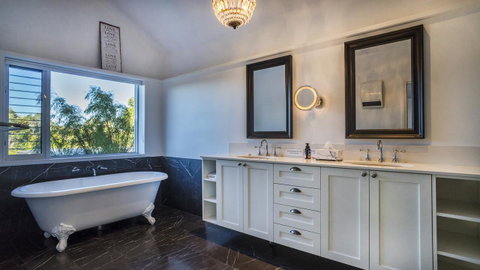 The White House At Wallcliffe Farms - Accommodation in Surfers Paradise 11