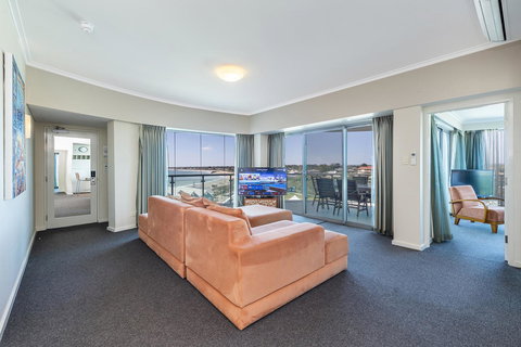 A 406 FANTASTIC OCEAN BEACH And MARINA VIEW APT - MANDURAH - Accommodation in Surfers Paradise 0
