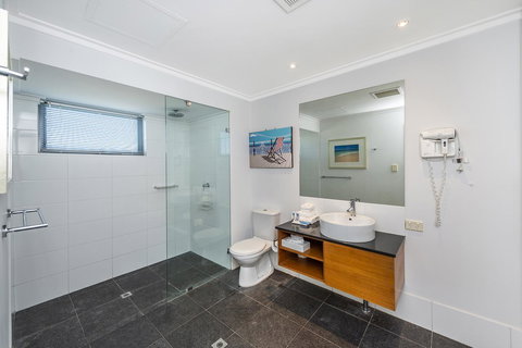 A 406 FANTASTIC OCEAN BEACH And MARINA VIEW APT - MANDURAH - Accommodation in Surfers Paradise 16