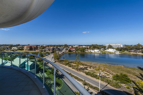 A 406 FANTASTIC OCEAN BEACH And MARINA VIEW APT - MANDURAH - Accommodation in Surfers Paradise 11