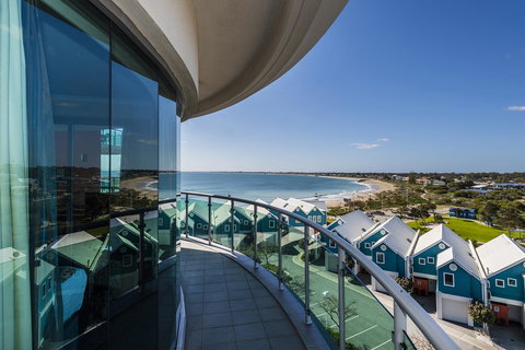 A 406 FANTASTIC OCEAN BEACH And MARINA VIEW APT - MANDURAH - Accommodation in Surfers Paradise 9