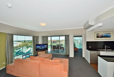 A 406 FANTASTIC OCEAN BEACH And MARINA VIEW APT - MANDURAH - Accommodation in Surfers Paradise 10