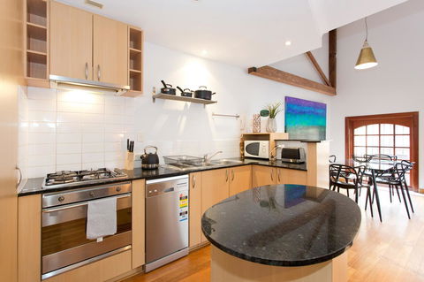 Windows On Pakenham - Accommodation in Surfers Paradise 7