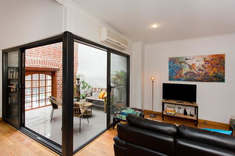 Windows On Pakenham - Accommodation in Surfers Paradise 2