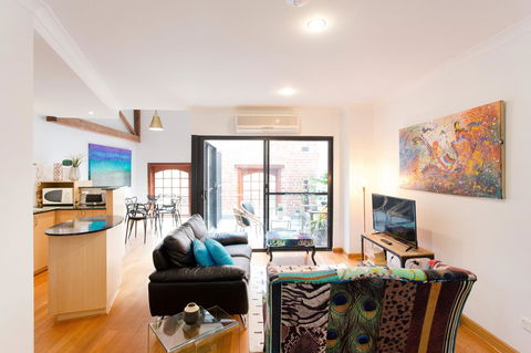 Windows On Pakenham - Accommodation in Surfers Paradise 1