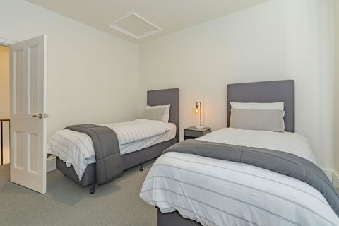 4 Bedroom House - Hobart CBD - Free Parking - Free WIFI - Accommodation in Surfers Paradise 13