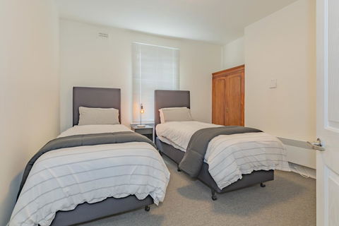 4 Bedroom House - Hobart CBD - Free Parking - Free WIFI - Accommodation in Surfers Paradise 3