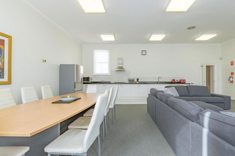 4 Bedroom House - Hobart CBD - Free Parking - Free WIFI - Accommodation in Surfers Paradise 16