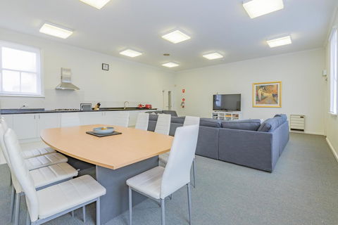 4 Bedroom House - Hobart CBD - Free Parking - Free WIFI - Accommodation in Surfers Paradise 0