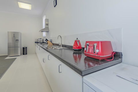 4 Bedroom House - Hobart CBD - Free Parking - Free WIFI - Accommodation in Surfers Paradise 2