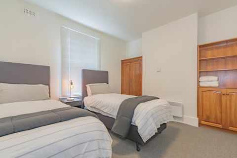 4 Bedroom House - Hobart CBD - Free Parking - Free WIFI - Accommodation in Surfers Paradise 1