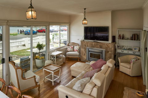 The Ultimate Beach House - Accommodation in Surfers Paradise 3