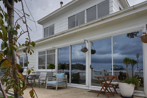 The Ultimate Beach House - Accommodation in Surfers Paradise 4