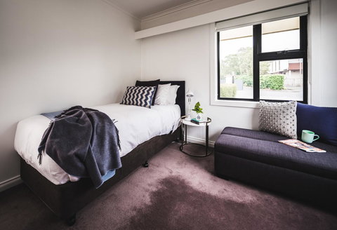 Russell House - Accommodation in Surfers Paradise 12