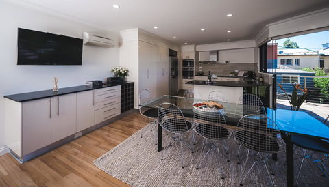 Russell House - Accommodation in Surfers Paradise 24