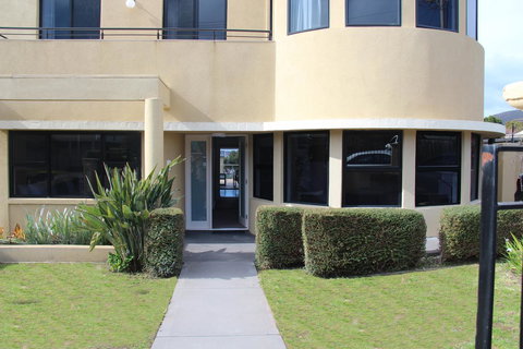 Russell House - Accommodation in Surfers Paradise 1