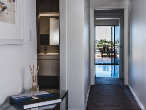Russell House - Accommodation in Surfers Paradise 3