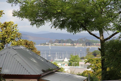 Old Bishop\'s Quarters Heritage, Modern & Unique Accommodation - Accommodation in Surfers Paradise 9