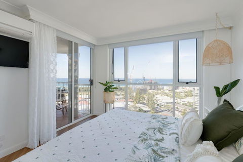 NEW Beautiful 1 Bedroom Beach Views Broadbeach - Accommodation in Surfers Paradise 0