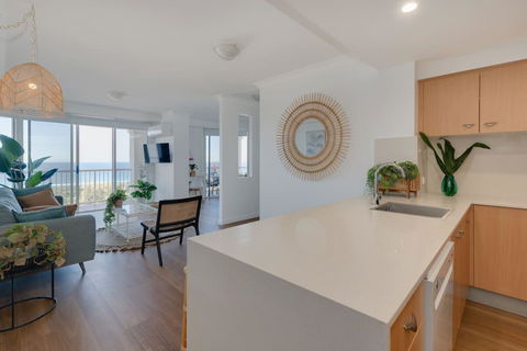NEW Beautiful 1 Bedroom Beach Views Broadbeach - Accommodation in Surfers Paradise 2
