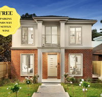 NEW Inner Melb Luxury Modern Grand Holiday House - Great Location Wifi Parking - Accommodation in Surfers Paradise