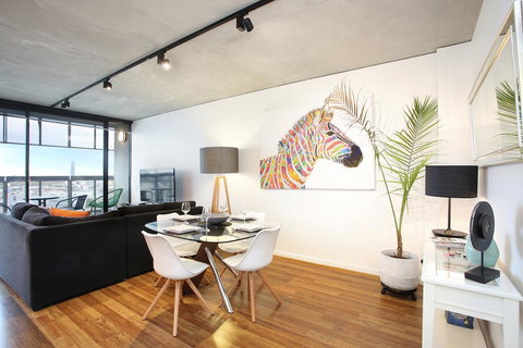 NGV Art Centre Retreat - StayCentral - Accommodation in Surfers Paradise 0