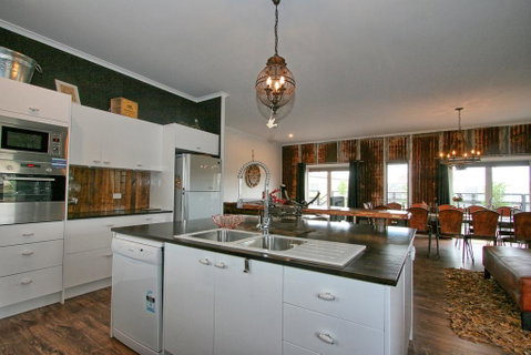 Oak & Barrel / 7 Twynam Street - Accommodation in Surfers Paradise 2