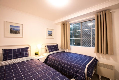 Oberlaken 2/125 Gippsland Street - Accommodation in Surfers Paradise 2