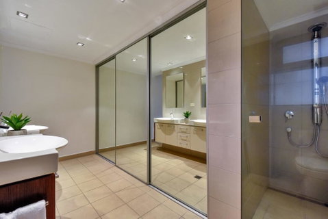 Oceana Darwin Central Oceanfront 3 Bedroom 2 Lounge Room Pool Gym Tennis Court Sleeps 9 - Accommodation in Surfers Paradise 3