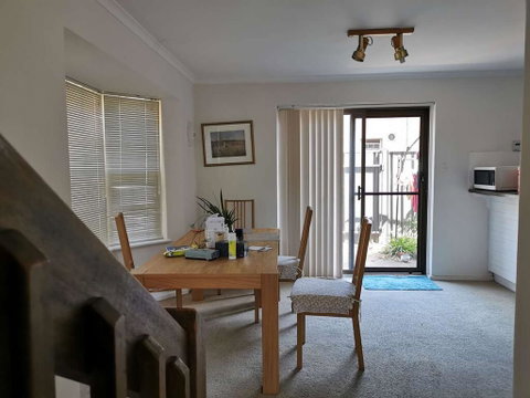 Outmantour Hostels - Accommodation in Surfers Paradise 1