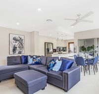 Park Avenue Luxe Townhouse Brand New Sleeps 9 - Accommodation in Surfers Paradise