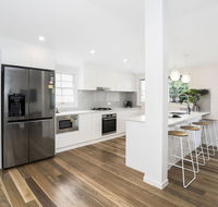 Park Avenue Terrace House Sleeps 9 - Accommodation in Surfers Paradise